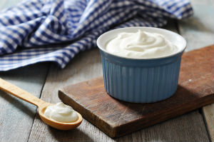 yogurt-on-wooden-board